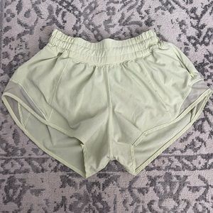 Lululemon Hotty Hot Low Rise 2.5” Lined Shorts Size 2